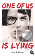Kniha: One Of Us Is Lying (Karen M. McManus). cbt, 2020 Kniha: One Of Us Is Lying (Karen M. McManus). cbt, 2020