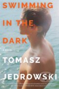 Kniha: Swimming in the Dark (Tomasz Jedrowski). HarperCollins, 2020 Kniha: Swimming in the Dark (Tomasz Jedrowski). HarperCollins, 2020