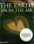 Kniha: The Earth from the Air (Yann Arthus-Bertrand). Thames & Hudson, 2005 Kniha: The Earth from the Air (Yann Arthus-Bertrand). Thames & Hudson, 2005