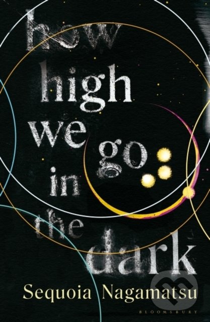 Kniha: How High We Go in the Dark (Sequoia Nagamatsu). Bloomsbury, 2022 Kniha: How High We Go in the Dark (Sequoia Nagamatsu). Bloomsbury, 2022