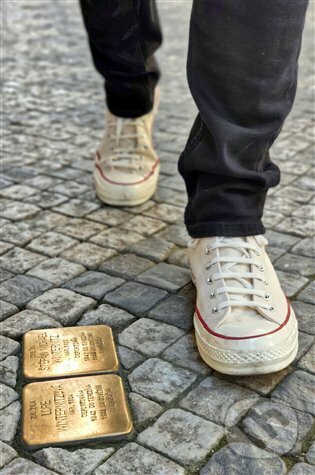 Kniha: Prague Stolpersteine (Trevor Sage). Kosmas s.r.o.(HK), 2023 Kniha: Prague Stolpersteine (Trevor Sage). Kosmas s.r.o.(HK), 2023