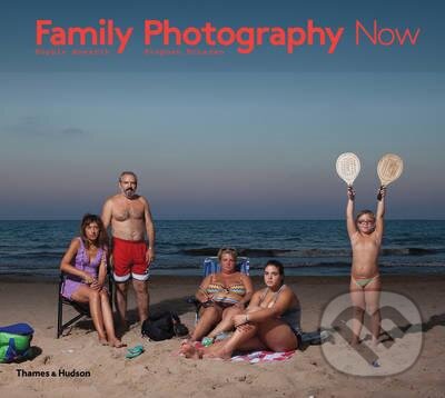 Kniha: Family Photography Now (Sophie Howarth a Stephen McLaren). Thames & Hudson, 2016 Kniha: Family Photography Now (Sophie Howarth a Stephen McLaren). Thames & Hudson, 2016