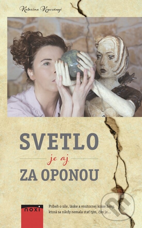 Kniha: Svetlo je aj za oponou (Katarína Kopcsányi). NOXI, 2018 Kniha: Svetlo je aj za oponou (Katarína Kopcsányi). NOXI, 2018