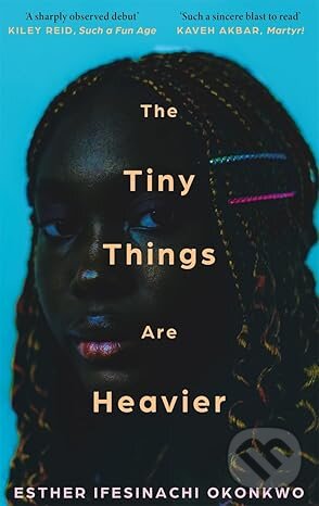 Kniha: The Tiny Things Are Heavier (Esther Ifesinachi Okonkwo). Bonnier Books, 2025 Kniha: The Tiny Things Are Heavier (Esther Ifesinachi Okonkwo). Bonnier Books, 2025