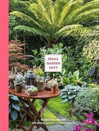 Kniha: Small Garden Envy (Folko Kullmann). Thames & Hudson, 2026 Kniha: Small Garden Envy (Folko Kullmann). Thames & Hudson, 2026