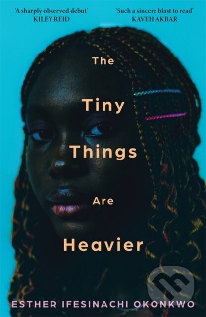 Kniha: The Tiny Things Are Heavier (Esther Ifesinachi Okonkwo). Manilla Press, 2025 Kniha: The Tiny Things Are Heavier (Esther Ifesinachi Okonkwo). Manilla Press, 2025