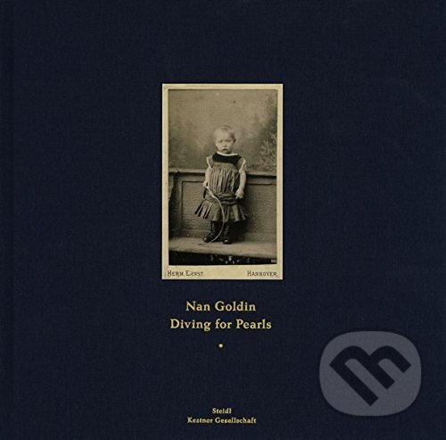 Kniha: Diving for Pearls (Glenn O'Brien a Nan Goldin). Steidl Verlag, 2016 Kniha: Diving for Pearls (Glenn O'Brien a Nan Goldin). Steidl Verlag, 2016