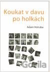 Koukat v davu po holkách