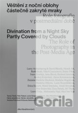 Věštění z noční oblohy částečně zakryté mraky. Role fotografie v postmediální době