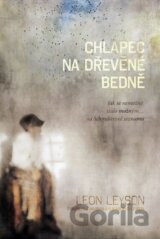 Chlapec na dřevěné bedně