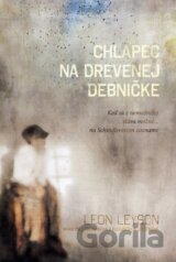 Chlapec na drevenej debničke