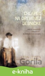 Chlapec na drevenej debničke