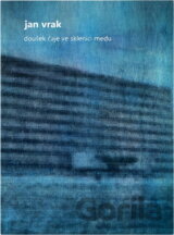 Doušek čaje ve sklenici medu