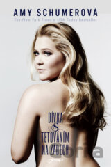 Dívka s tetováním na zádech