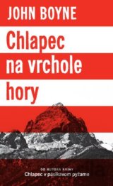 Chlapec na vrchole hory
