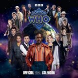 Oficiální nástěnný kalendář BBC 2026: Doctor Who Classic (SQ 30,5 x 30,5|61 cm)