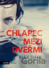 Chlapec mezi dveřmi