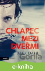 Chlapec mezi dveřmi