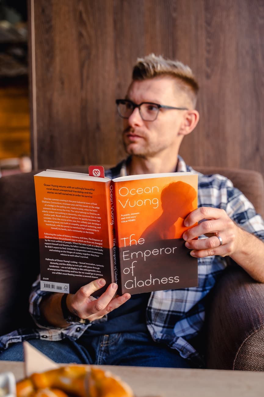 Martinusák číta knihu od Oceana Vuonga.