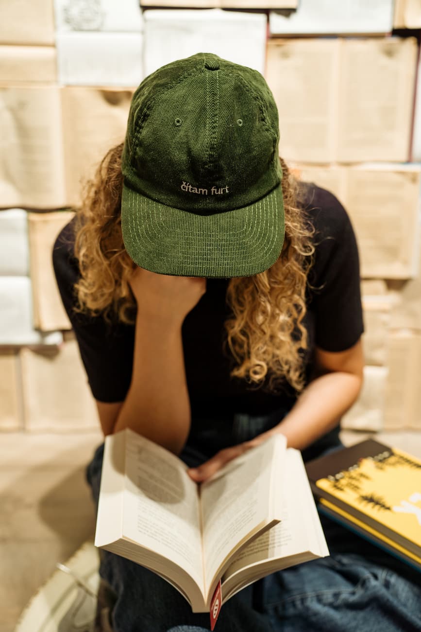 Listovanie v knihe Čarovné bytosti.