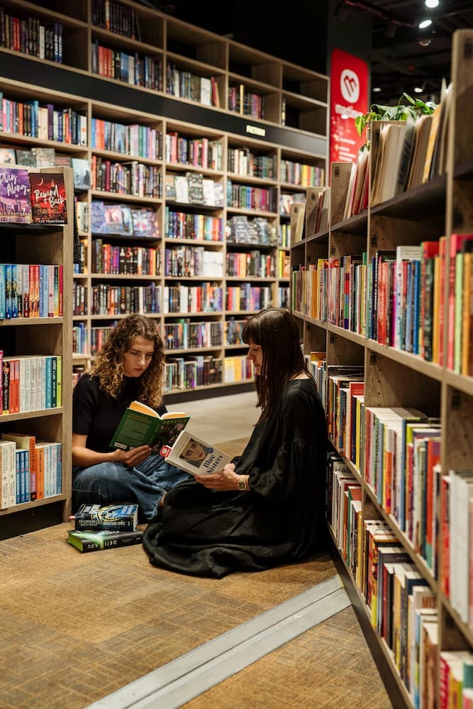 Martinusáčky si čítajú v kníhkupectve.