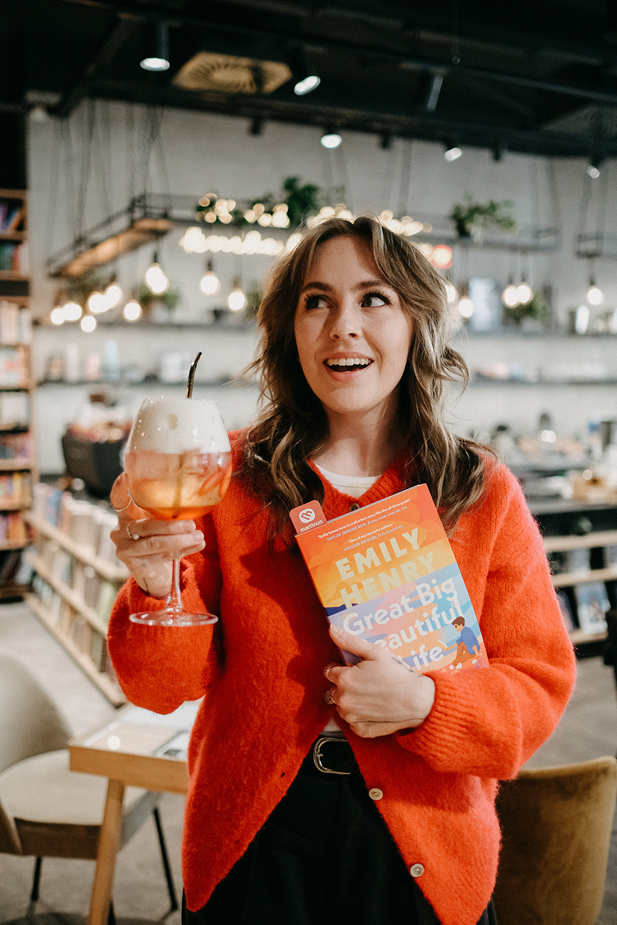 Kniha Emily Henry a nealko drink v Brně