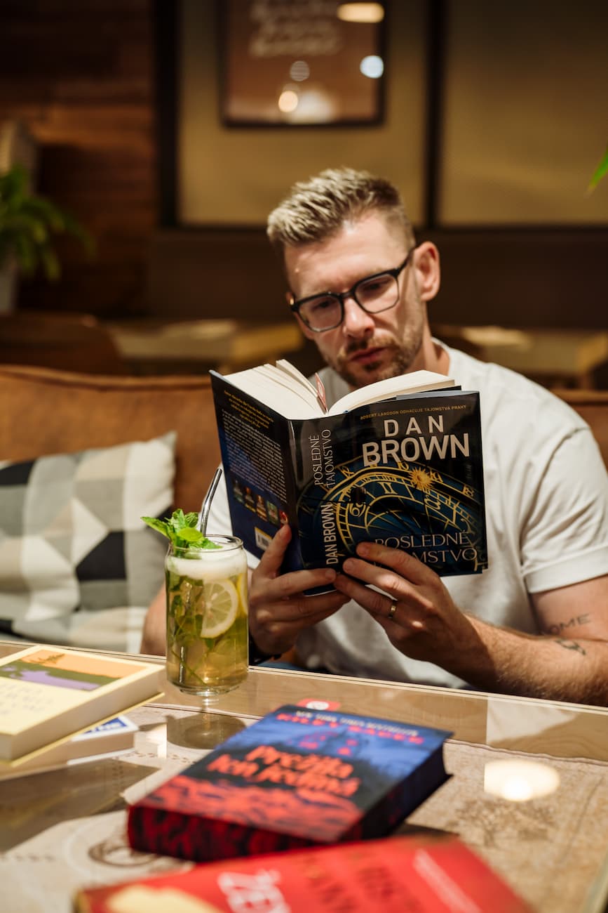 Čítanie otvorenej knihy v kaviarni