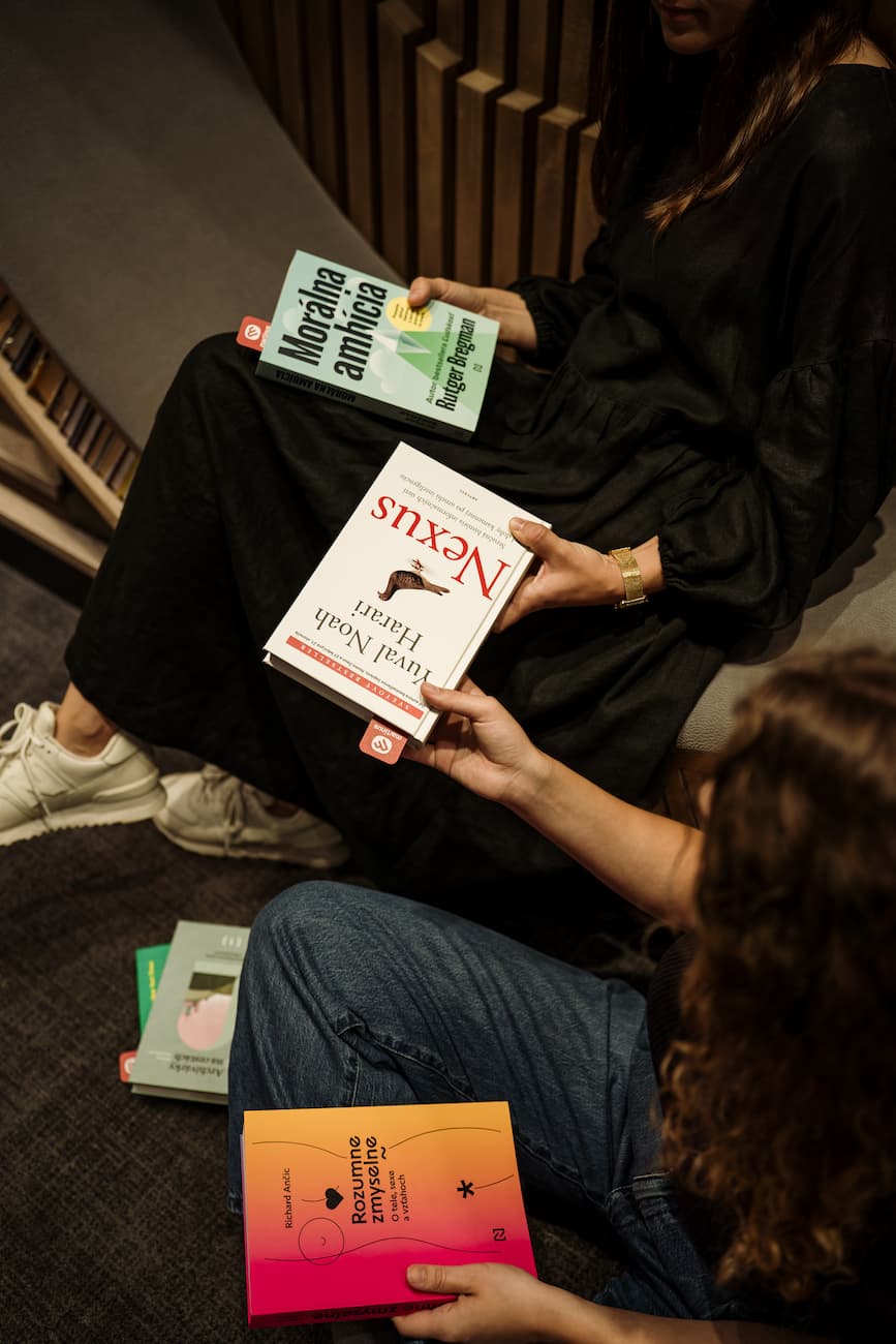 Martinusáčky si podávajú knihy Nexus a Morálna ambícia.