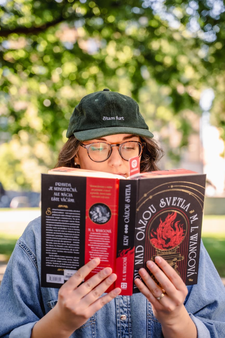 Martinusáčka číta knihu Krv nad oázou svetla.