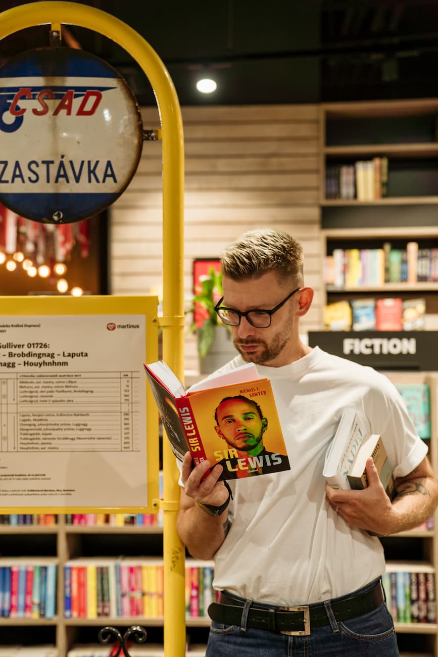 Martinusak číta v kníhkupectve knihu Sir Lewis.
