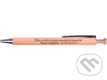 Dřevěná propiska "Tady a teď je jediný skutečný okamžik. Nesni o lepším"