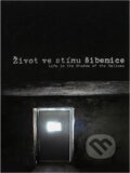 Kniha: Život ve stínu šibenice = Life in the shadow of the gallows (Jan Kratochvil, Miloš Bartoň a Sabina Kratochvilová). , 2015