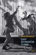 Kniha: Život na pavoučím vlákně (Anna Strnadová). Argo, 2024