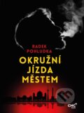 Kniha: Okružní jízda městem (Radek Pohludka). CZECH NEWS CENTER, 2024