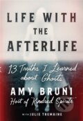Kniha: Life with the Afterlife (Amy Bruni a Julie Tremaine). Grand Central Publishing, 2022