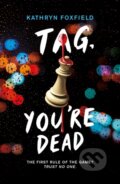 Kniha: Tag, You're Dead (Kathryn Foxfield). Scholastic, 2022