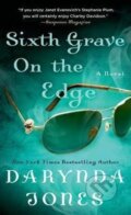 Kniha: Sixth Grave on the Edge (Darynda Jonesová). St. Martin´s Press, 2014