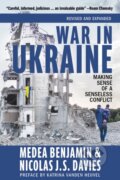 Kniha: War in Ukraine (Medea Benjamin a Nicolas J. S. Davies). OR Books, 2025