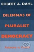 Kniha: PLURALIST DEMOCRACY (Robert A. Dahl). Yale University Press, 1983