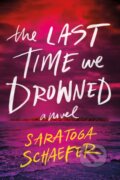 Kniha: The Last Time We Drowned (Saratoga Schaefer). Sourcebooks, 2026