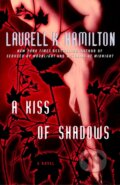 Kniha: Kiss of Shadows (Laurell K. Hamilton). , 1900