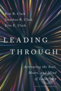Kniha: Leading Through (Erin E. Clark, Kim B. Clark a Jonathan R. Clark). Harvard Business Review Press, 2024
