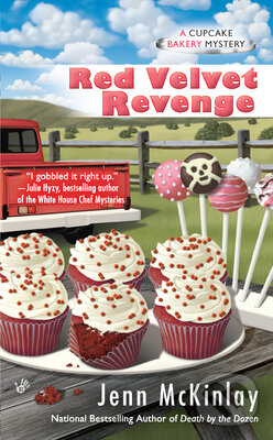 Kniha: Red Velvet Revenge (Jenn McKinlay). Berkley Books, 2012
