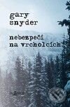 Kniha: Nebezpečí na vrcholcích (Gary Snyder). Za tratí, 2010